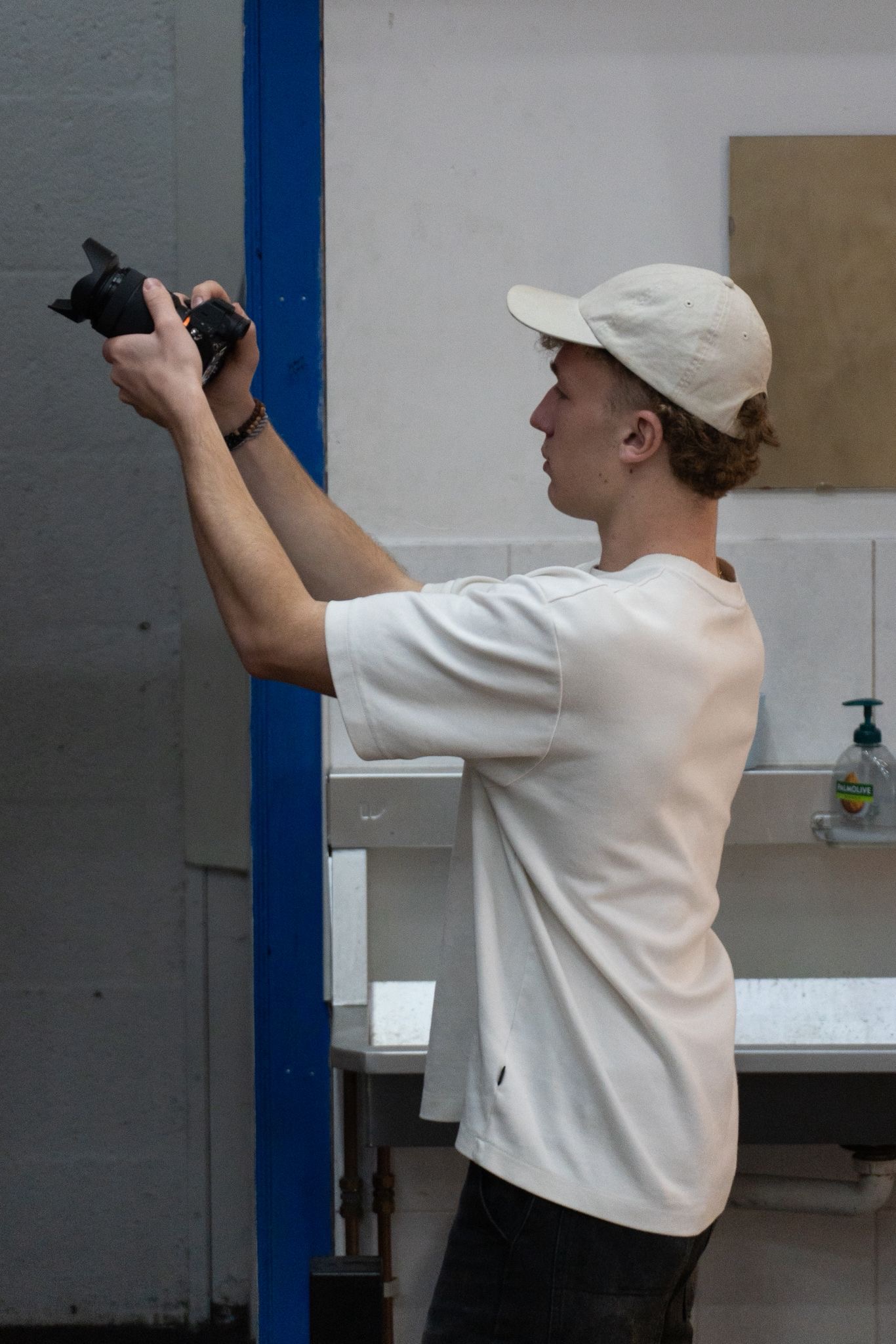Luca op set met camera